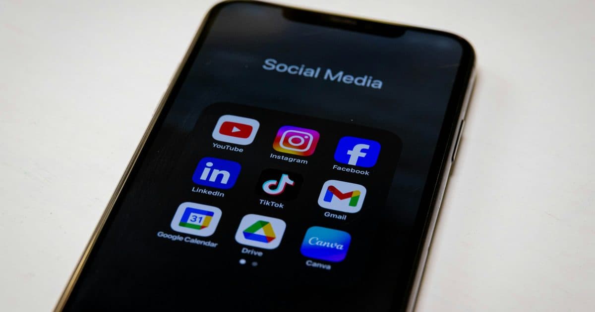 Tela de celular mostrando uma pasta chamada Social Media com os ícones de YouTube, Instagram, Facebook, LinkedIn, TikTok, Gmail, Google Agenda, Drive e Canva.