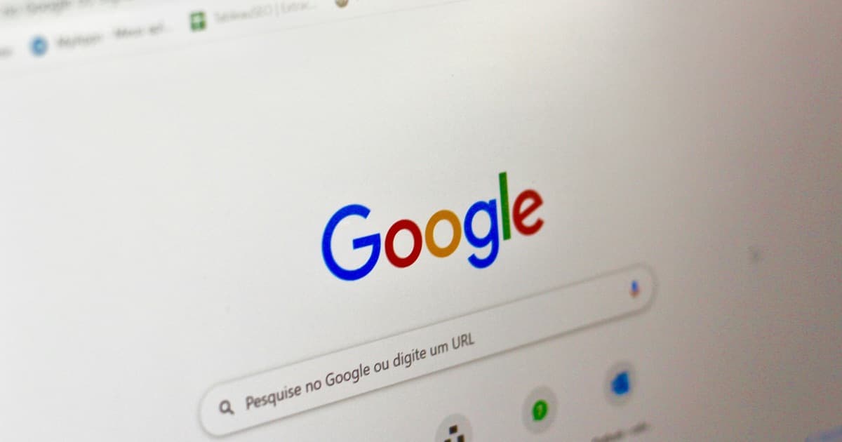 Tela de computador com a página inicial do Google e a caixa de busca escrita Pesquise no Google ou digite um URL.