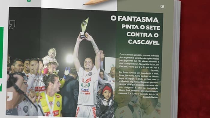 Página do almanaque com o título 'o Fantasma pinta o sete contra o Cascavel' e a foto do capitão erguendo o troféu.