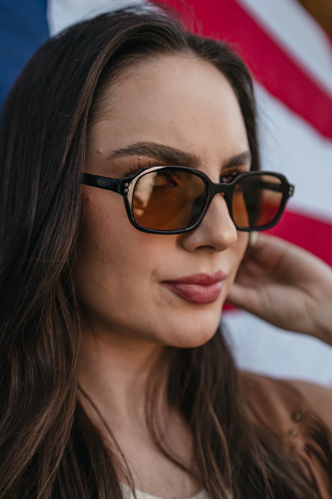 Close de Demy Manosso com óculos retangulares de lentes âmbar