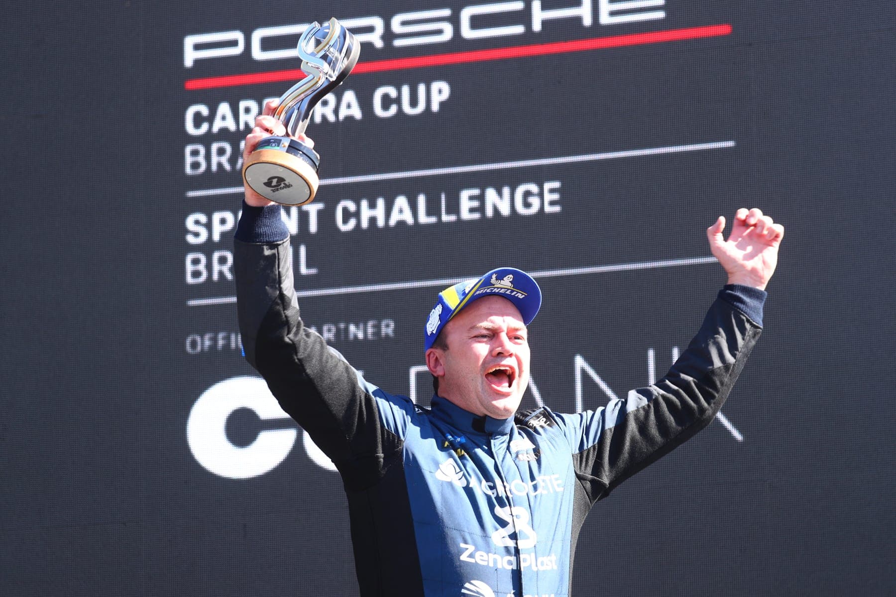 Guilherme Figueiredo no pódio da Porsche Cup Brasil 2025