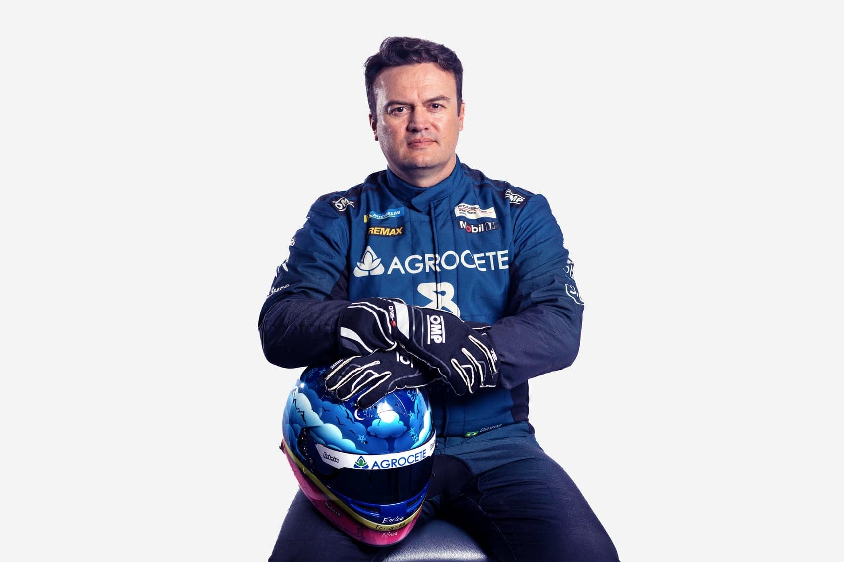 Guilherme Figueiredo em sessão de estúdio com o capacete