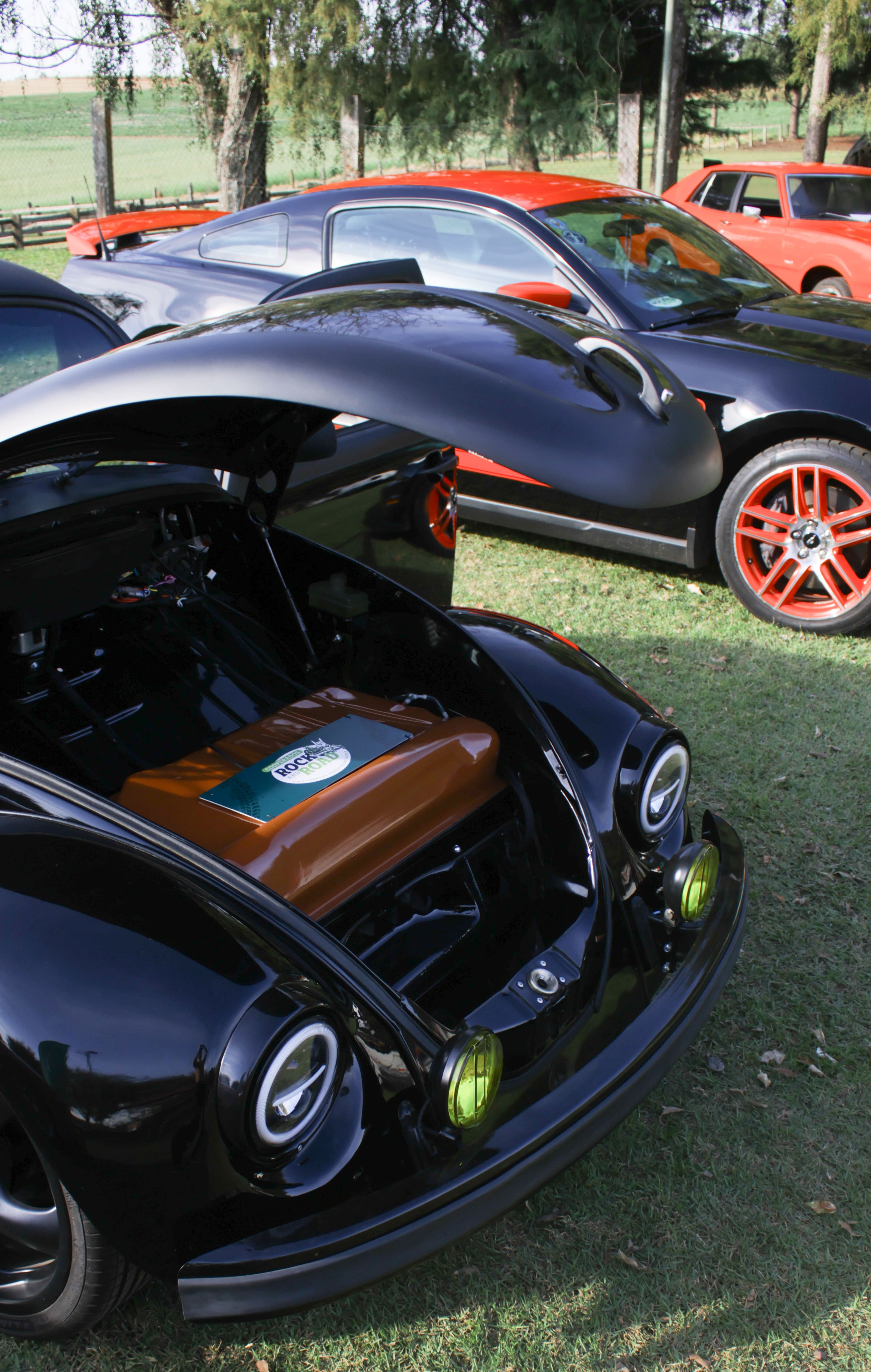 Carros clássicos customizados expostos no Rock and Road 2025 da Unimed Ponta Grossa