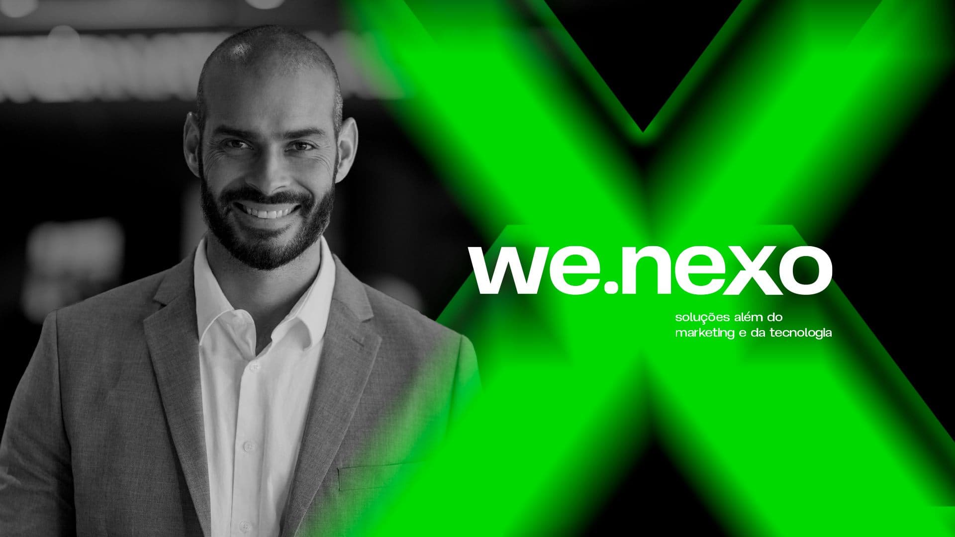 Aplicação do sistema we.nexo: retrato masculino em preto e branco com X verde fluorescente da marca