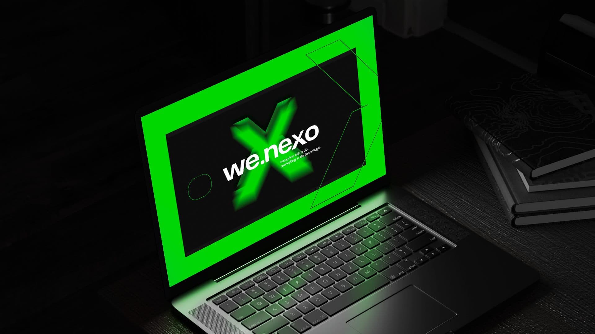 Close do logo we.nexo em verde fluorescente exibido na tela de um macbook em ambiente escuro